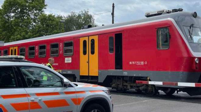 Znane nove podrobnosti o hudi prometni nesreči v Ljubljani: v trčenju s potniškim vlakom umrla ena oseba (foto: Kaja Šoštarec/STA)