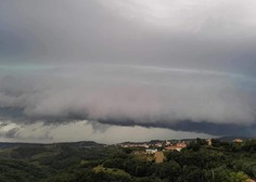 FOTO: Poglejte, kakšen neverjeten oblak je pravkar nad Goriškimi brdi (uresničujejo se najmračnejše napovedi)