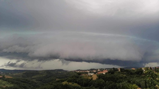 FOTO: Poglejte, kakšen neverjeten oblak je pravkar nad Goriškimi brdi (uresničujejo se najmračnejše napovedi) (foto: Facebook/Neurje.si/Nataša Vuga Urbas)
