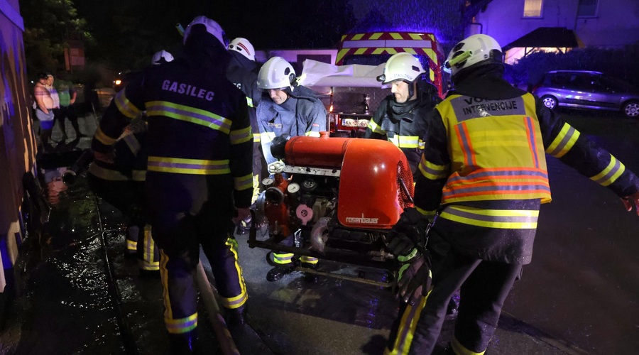 FOTO in VIDEO: Obilne padavine že povzročajo škodo (poplavilo je več stanovanjskih objektov in šolo) (foto: Bobo)