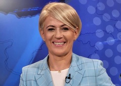 Se spomnite političarke Aleksandre Pivec? Objavila je fotografijo v kopalkah, pokazala pa tudi veliko tetovažo