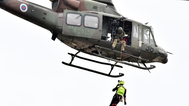 Reševalci najbolj ogroženim pomagajo s helikopterji. (foto: Profimedia)
