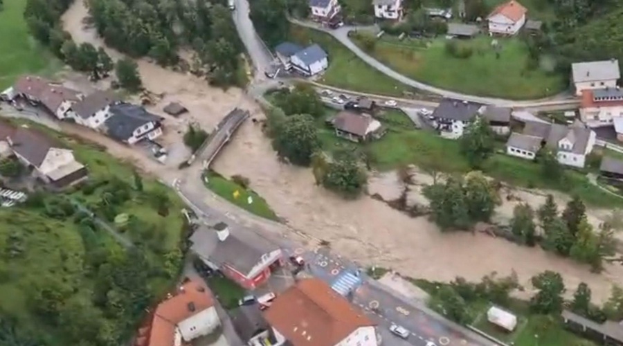 Grozljivo osupljiva moč vode: v Komendi porušen most, situacija za gasilce preveč zahtevna (FOTO+VIDEO) (foto: Posnetek zaslona/Twitter/Policija)