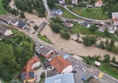 Grozljivo osupljiva moč vode: v Komendi porušen most, situacija za gasilce preveč zahtevna (FOTO+VIDEO)