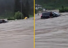 Grozljiv VIDEO – voznico zajela deroča voda na Koroškem: "Gospa je iz avtomobila kričala na pomoč, gasilci niso mogli do nje"
