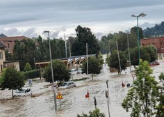 Obsedeno stanje tudi v Medvodah: voda je vsepovsod, zaliva domove, ceste so poplavljene, evakuacija občanov v teku (FOTO)