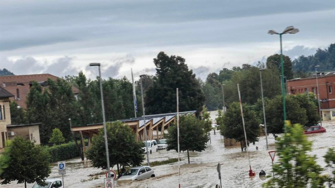 Obsedeno stanje tudi v Medvodah: voda je vsepovsod, zaliva domove, ceste so poplavljene, evakuacija občanov v teku (FOTO) (foto: Uredništvo)