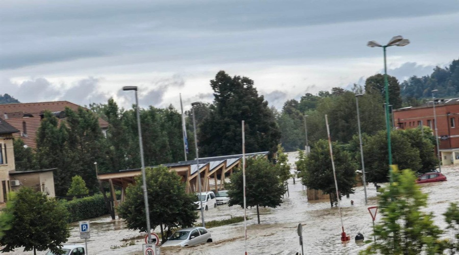 Obsedeno stanje tudi v Medvodah: voda je vsepovsod, zaliva domove, ceste so poplavljene, evakuacija občanov v teku (FOTO) (foto: Uredništvo)