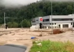 Prizori, ob katerih zaledeni kri: voda na polovici semaforja, zalila je kombi, odnesla montažni zabojnik ... (VIDEO)