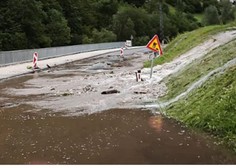 "Ljudje, ostanite doma!" Huda ura tudi v Idriji: plazovi in poplave zaprli številne ceste (FOTO)
