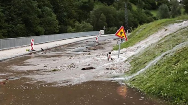 "Ljudje, ostanite doma!" Huda ura tudi v Idriji: plazovi in poplave zaprli številne ceste (FOTO) (foto: Posnetek zaslona/Idrija.com)