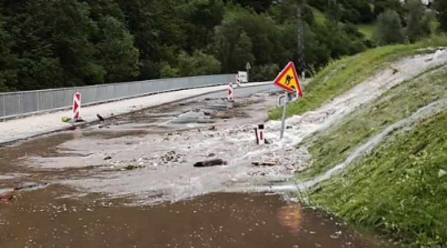 "Ljudje, ostanite doma!" Huda ura tudi v Idriji: plazovi in poplave zaprli številne ceste (FOTO) (foto: Posnetek zaslona/Idrija.com)