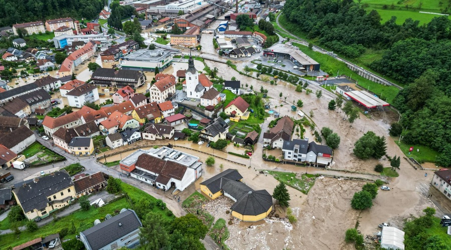 Sosedi priskočili na pomoč: v Slovenijo priletel hrvaški vojaški helikopter (foto: Facebook/Grega Ravnjak)