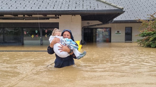 Kdaj se bodo otroci, ki so jih med poplavami reševali gasilci, lahko vrnili v vrtec Mengeš? (foto: Facebook/Prostovoljno gasilsko društvo Mengeš)