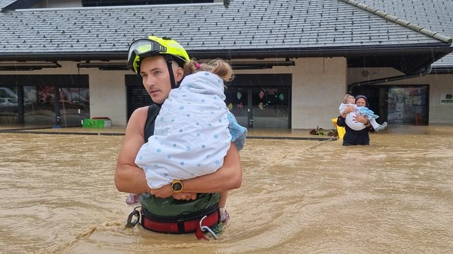 V vsej tej grozi tudi novica s srečnim koncem: gasilci iz vrtca v Mengšu uspešno evakuirali 22 otrok (fotografije, ob katerih zaboli srce) (foto: Facebook/Prostovoljno gasilsko društvo Mengeš)