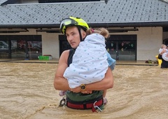 Srčnost izjemnih gasilcev ne pozna meja: z močno poplavljenega območja reševali konje (FOTO)