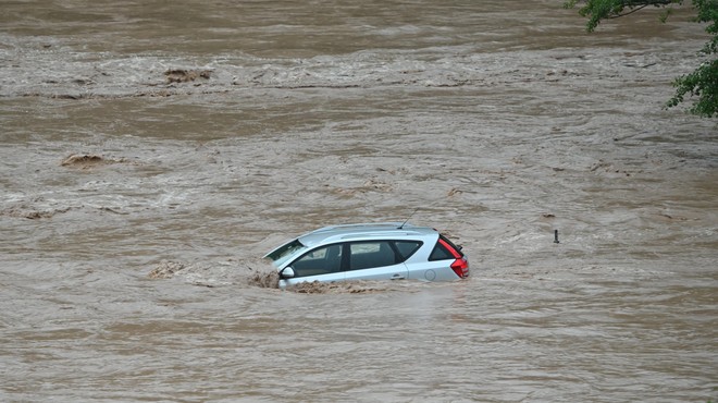 V državi vlada obsedeno stanje, DARS opozarja: zaradi poplav zaprte številne ceste, na pot le, če ne gre drugače (foto: Žiga Živulovič jr./Bobo)