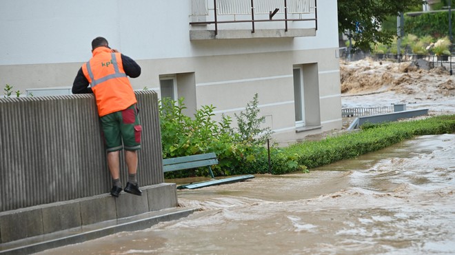 Prihaja nov vodni val: gasilci pozivajo občane, da se umaknejo v višja nadstropja (foto: Žiga Živulovič jr./Bobo)