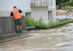Prihaja nov vodni val: gasilci pozivajo občane, da se umaknejo v višja nadstropja