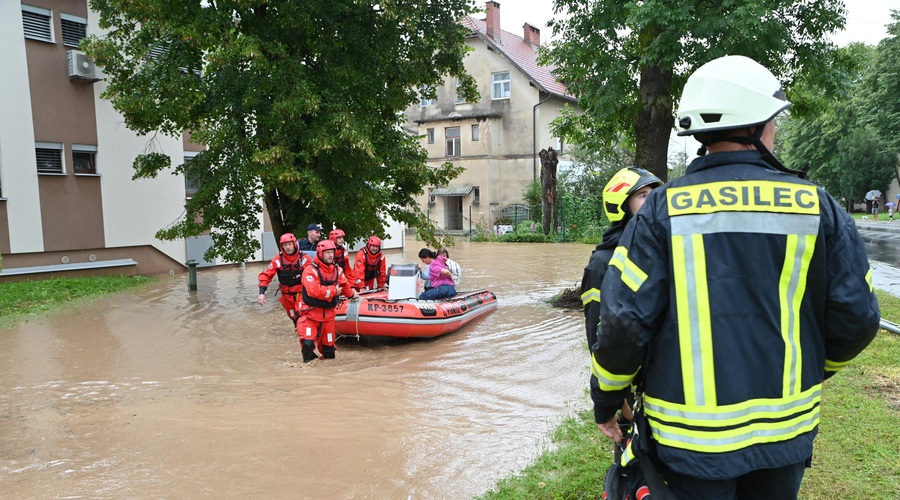 Gasilcem je vsaj nekaj malo polepšalo dan: končno imajo nasmešek na obrazu, čestitkam ni videti konca! (foto: Žiga Živulovič jr./Bobo)
