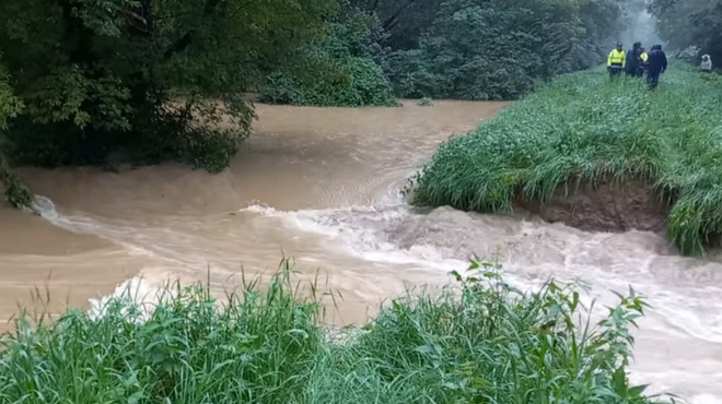 FOTO in VIDEO: Izredne razmere v Prekmurju: reka Mura prebila protipoplavni nasip, voda začela vdirati v bližnjo vas (foto: Facebook/Ivan Embreuš/posnetek zaslona)