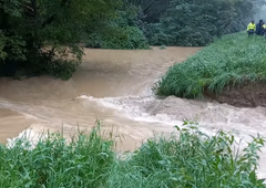 FOTO in VIDEO: Izredne razmere v Prekmurju: reka Mura prebila protipoplavni nasip, voda začela vdirati v bližnjo vas