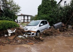 Slovenija se je prebudila v deževno jutro: huda ura se nadaljuje, reke poplavljajo, številne ceste zaprte
