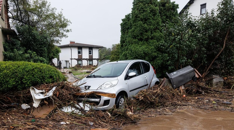 Slovenija se je prebudila v deževno jutro: huda ura se nadaljuje, reke poplavljajo, številne ceste zaprte (foto: Profimedia)