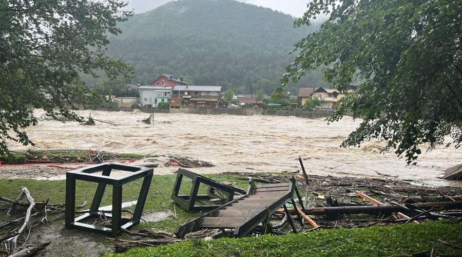 Pod vodo tudi številni deli Ljubljane: ljudje so prenočili v zasilnih nastanitvah, najhuje v Tacnu in Sneberjah (foto: Slalom Tacen)