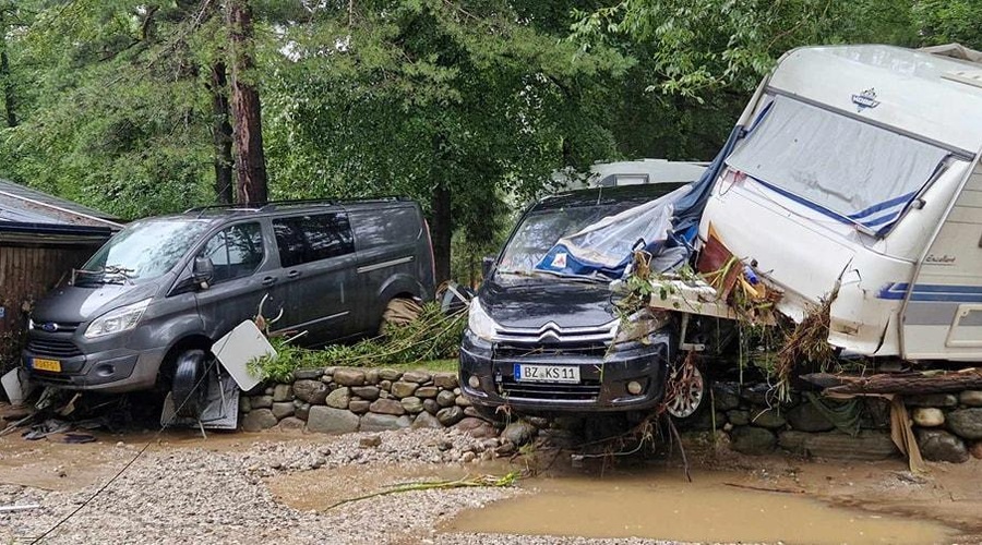 Grozljive podobe iz priljubljenega kampa: avto "visi" v zraku, prikolice so prevrnjene, hišice porušene (FOTO) (foto: Neurje.si)