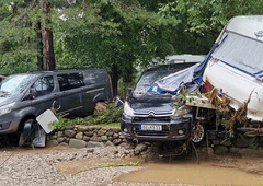 Grozljive podobe iz priljubljenega kampa: avto "visi" v zraku, prikolice so prevrnjene, hišice porušene (FOTO)