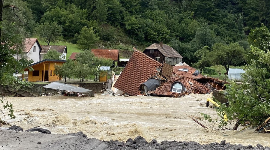 Prevaljski župan dr. Matic Tasič s solzami v očeh: "Uspeli smo rešiti bencinsko črpalko, hiše pa ne" (foto: Uredništvo)