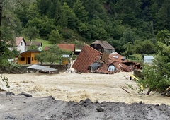 Prevaljski župan dr. Matic Tasič s solzami v očeh: "Uspeli smo rešiti bencinsko črpalko, hiše pa ne"