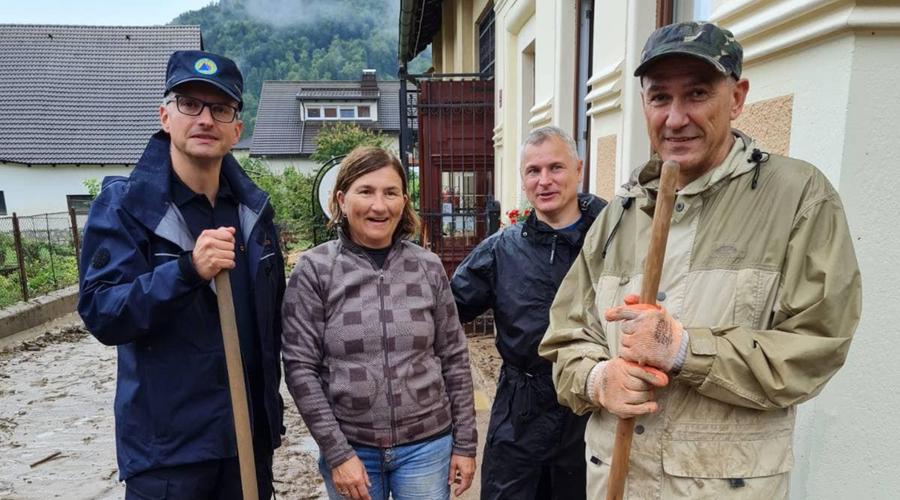 Ko celo politiki pljunejo v roke in primejo za lopate, Janez Janša pa se razveseli Marjana Šarca (foto: Facebook/Janez Janša)