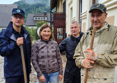 Ko celo politiki pljunejo v roke in primejo za lopate, Janez Janša pa se razveseli Marjana Šarca