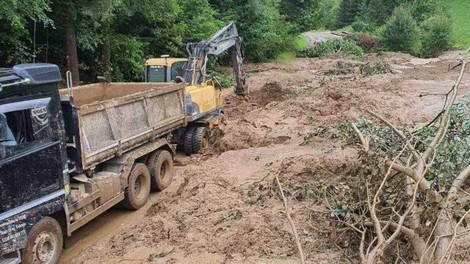 Slovenska občina uspešno sanirala odsek, ki ga je prizadel plaz (infrastruktura bo služila še vrsto let)