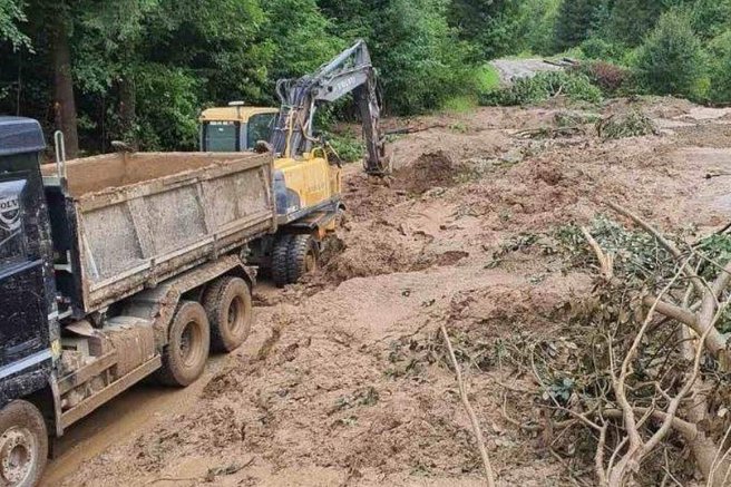 Slovenska občina uspešno sanirala odsek, ki ga je prizadel plaz (infrastruktura bo služila še vrsto let)