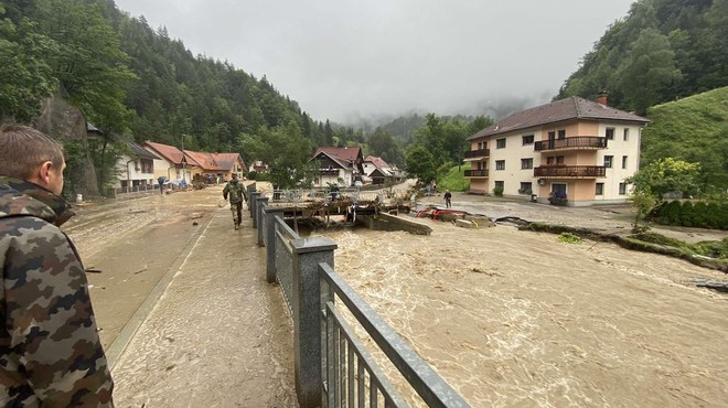 To so zadnje informacije o tem, kakšno je stanje v od sveta odrezani Črni na Koroškem (foto: Slovenska vojska)