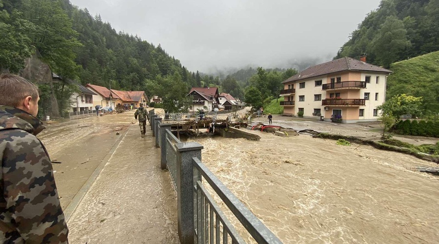 To so zadnje informacije o tem, kakšno je stanje v od sveta odrezani Črni na Koroškem (foto: Slovenska vojska)