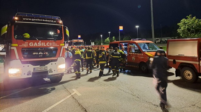 Noč ni bila mirna: gasilci so imeli polne roke dela (foto: Facebook/Infopot)