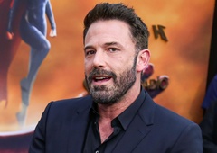 FOTO: Nasmejanega Bena Afflecka ujeli v objemu s slavno igralko (ni njegova žena)