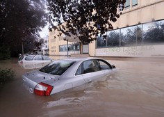 Veste, kako ravnati v primeru poplavljenega vozila? (Tega nikar ne počnite)