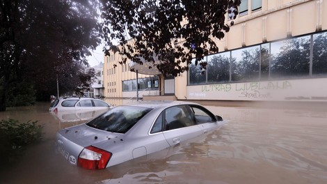Veste, kako ravnati v primeru poplavljenega vozila? (Tega nikar ne počnite)