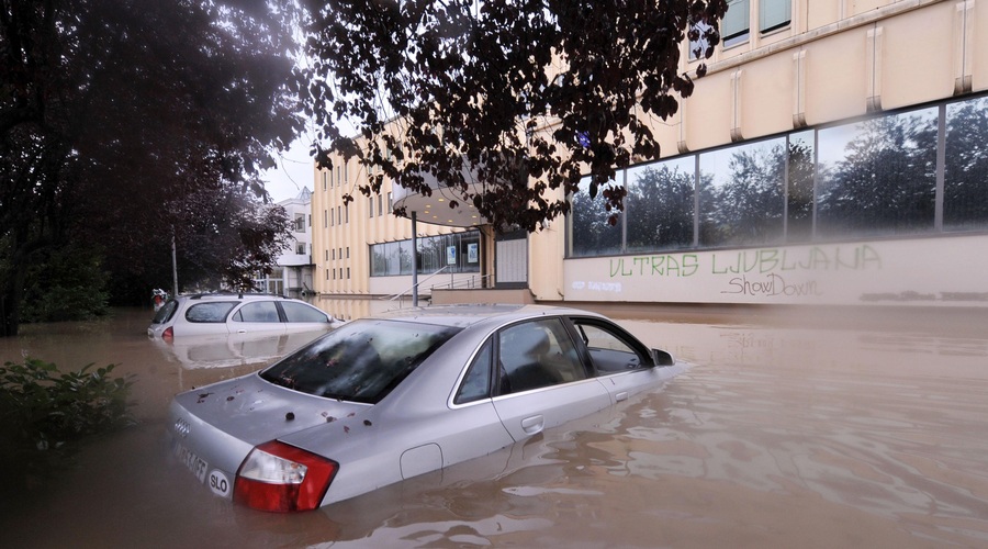 Veste, kako ravnati v primeru poplavljenega vozila? (Tega nikar ne počnite) (foto: Srdjan Živulović/Bobo)