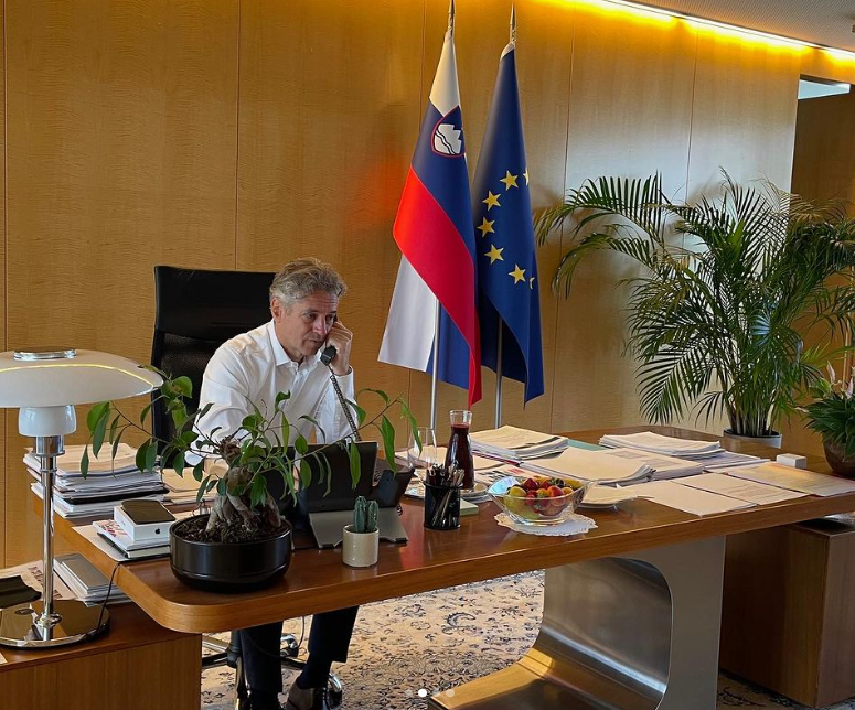 "Slovenija v teh težkih razmerah ni sama, imamo veliko držav prijateljic in mednarodne podpore," je zapisal na Instagramu.