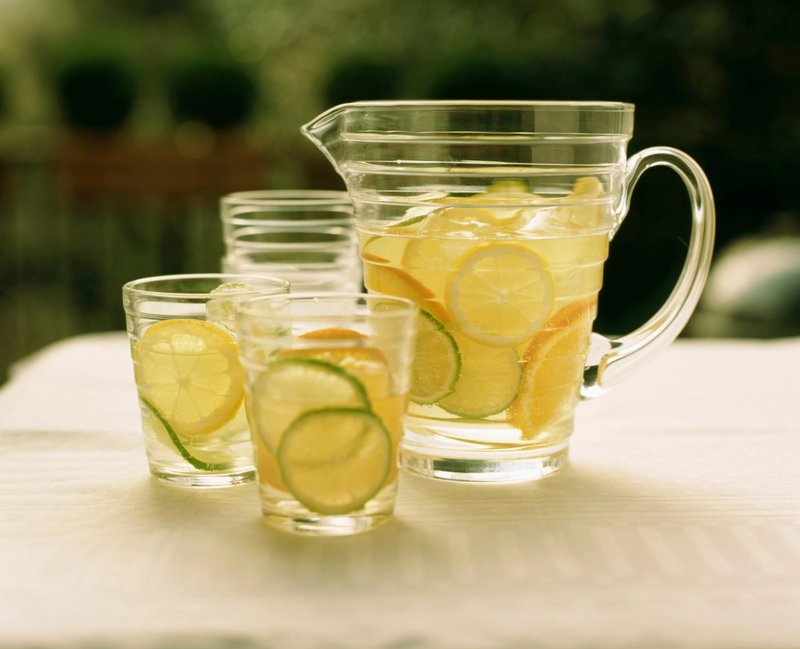 Voda z limono je zelo zdrava.