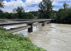 Poškodovana kanalizacijska cev v Kranju: nam grozi ekološka katastrofa?