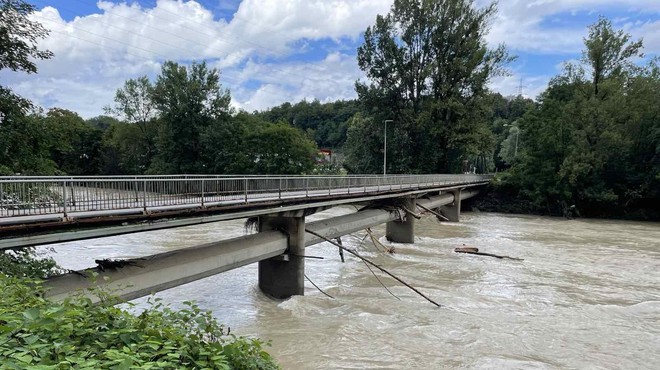 Poškodovana kanalizacijska cev v Kranju: nam grozi ekološka katastrofa? (foto: Mestna občina Kranj)