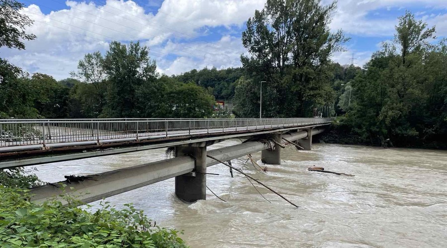 Poškodovana kanalizacijska cev v Kranju: nam grozi ekološka katastrofa? (foto: Mestna občina Kranj)