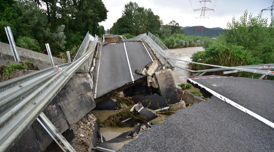 Kaj storiti, ko vam naravna nesreča onemogoča odhod na delo? (foto: Igor Kupljenik /BOBO)